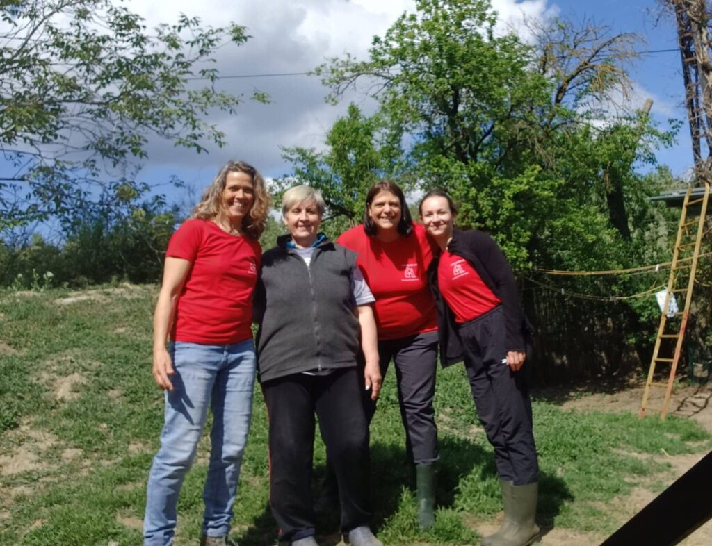 Fellfreunde Unterwegs für Hund und Herz: Ulrike, Manuela und Tierärztin Sydney sind in Gyula