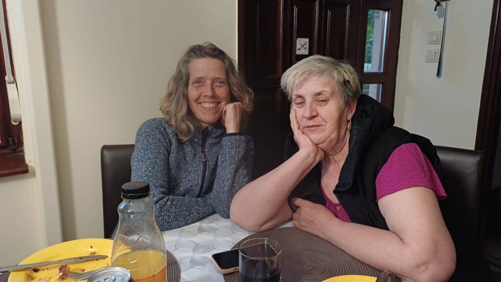 Fellfreunde Unterwegs für Hund und Herz: Ulrike, Manuela und Tierärztin Sydney sind in Gyula